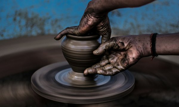 Où loger pour participer à des stages de poterie dans les villages traditionnels de la Provence?